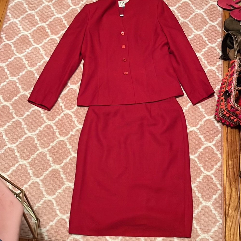 ✨Red work skirt suite✨lightly worn. Excellent condition ✨